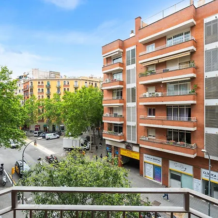 Eixample Ac, Sunlit Balcony & Prime Location