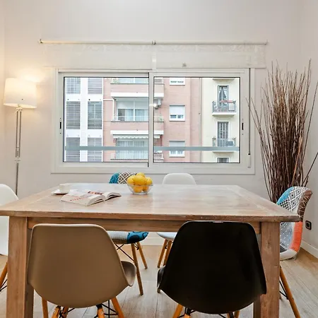 Bright 3br2ba W Balcony In Eixample Apartament Barcelona